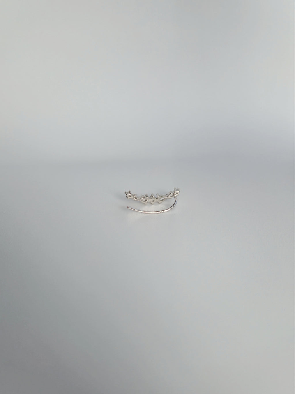 Boucle d'Oreille Halo Grimpante en Argent 925 et Zircons Droite