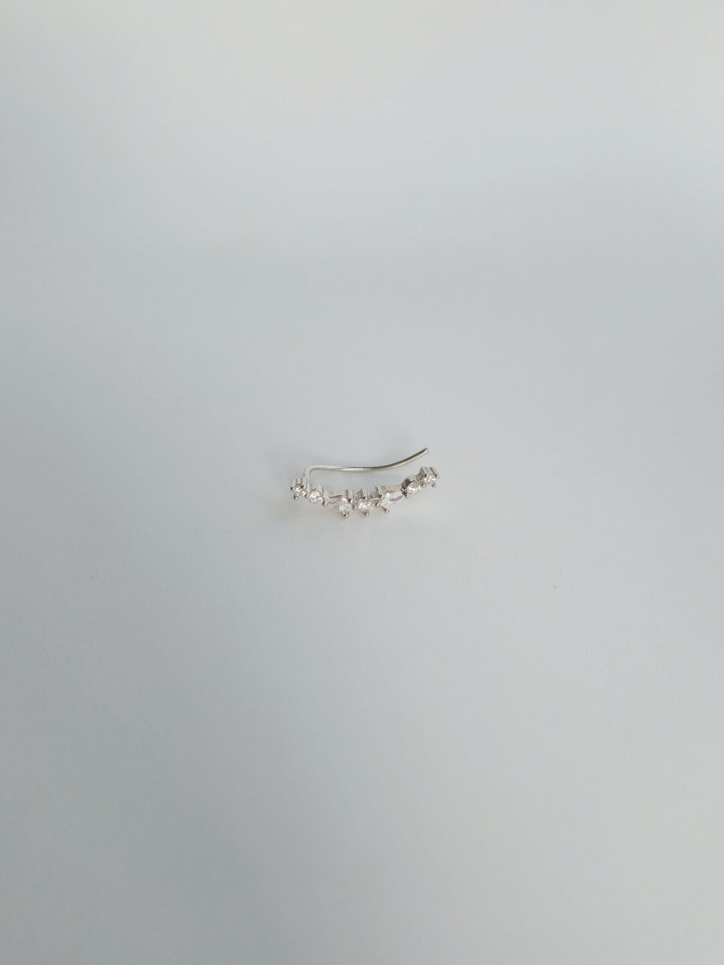 Boucle d'Oreille Halo Grimpante en Argent 925 et Zircons Droite