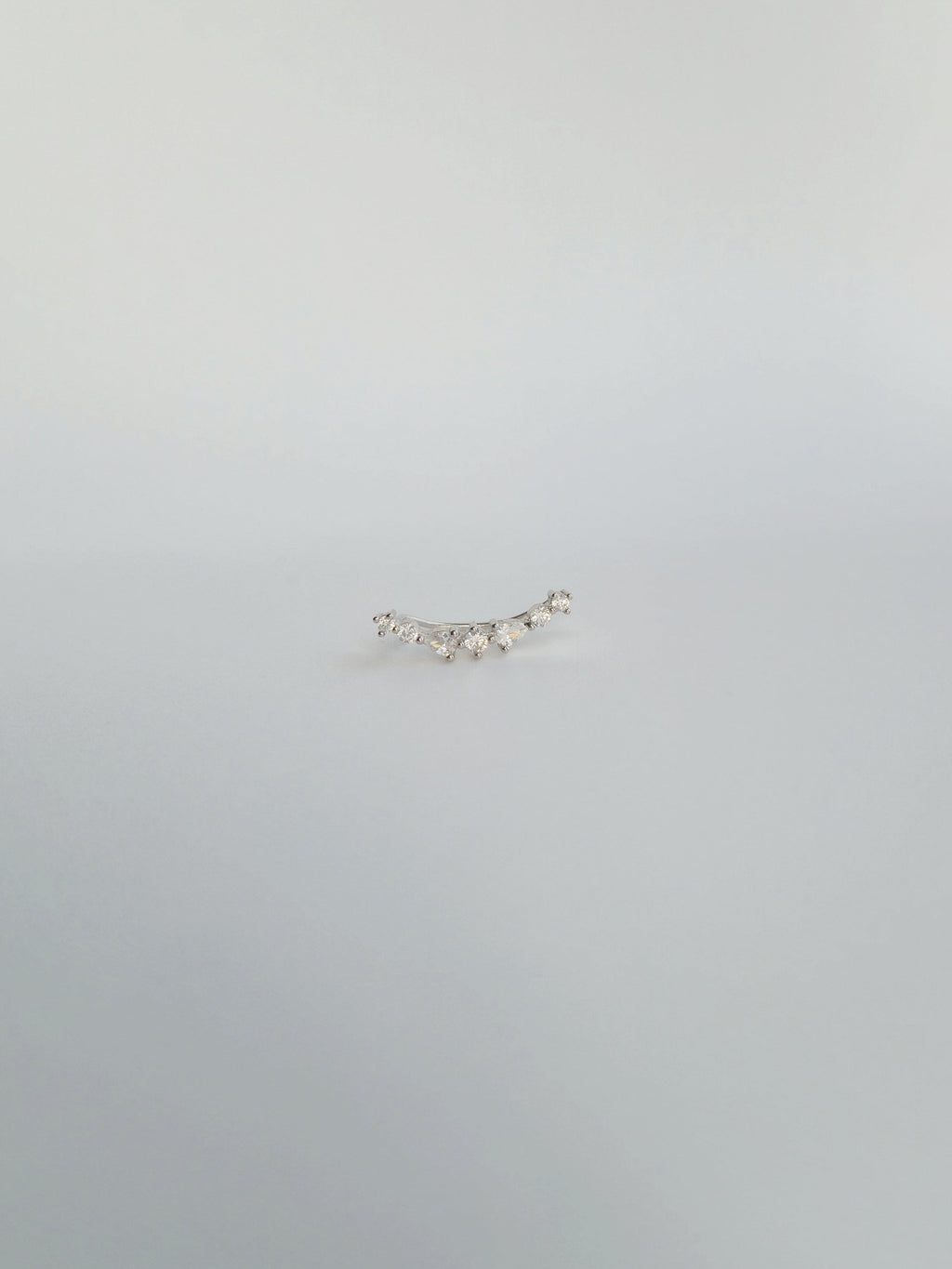 Boucle d'Oreille Halo Grimpante en Argent 925 et Zircons Droite