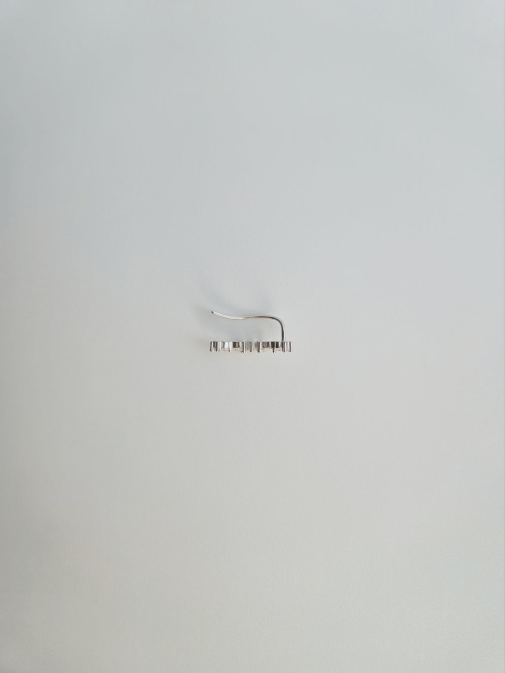 Boucle d'Oreille Halo Grimpante en Argent 925 et Zircons Gauche