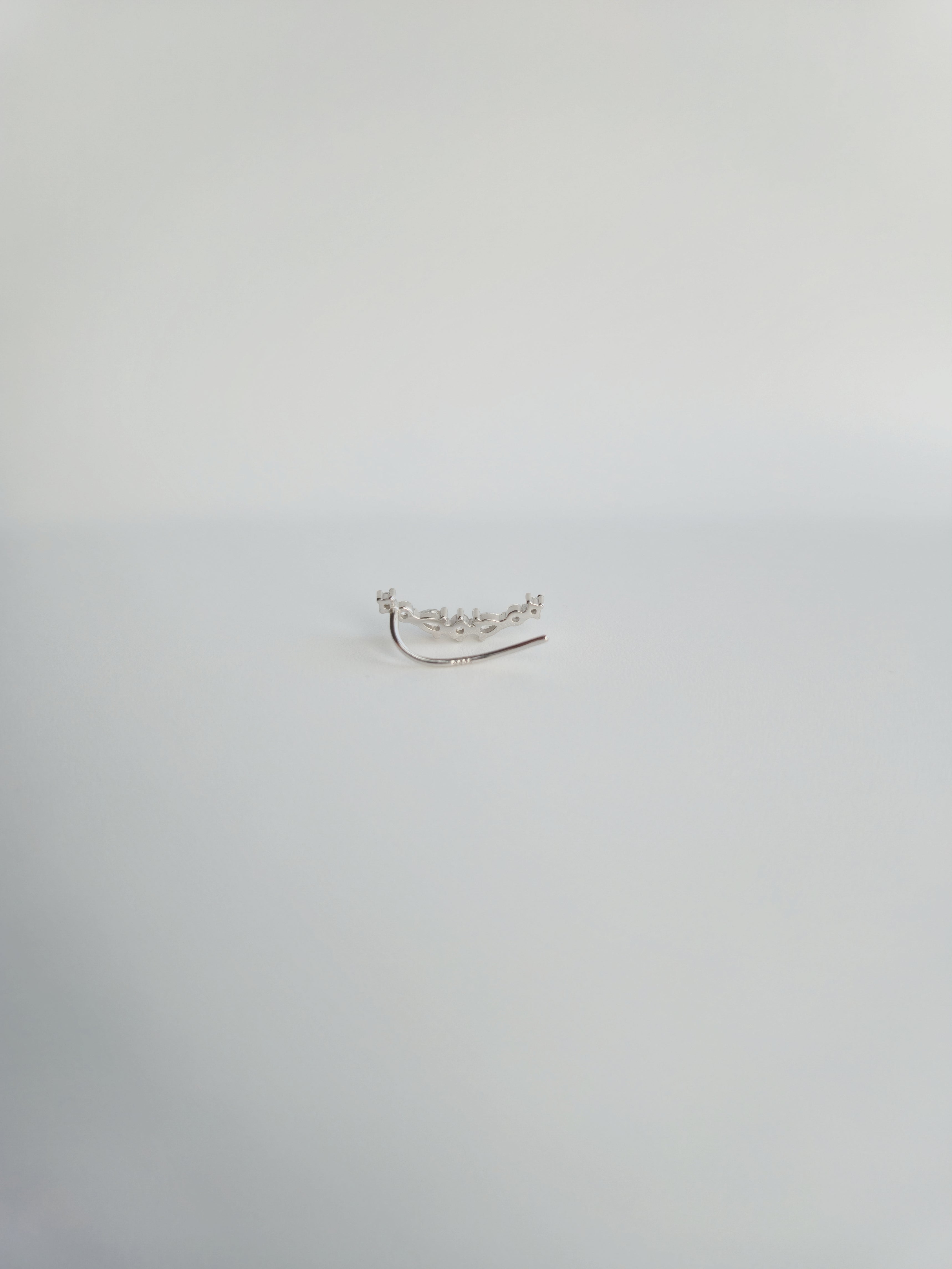 Boucle d'Oreille Halo Grimpante en Argent 925 et Zircons Gauche