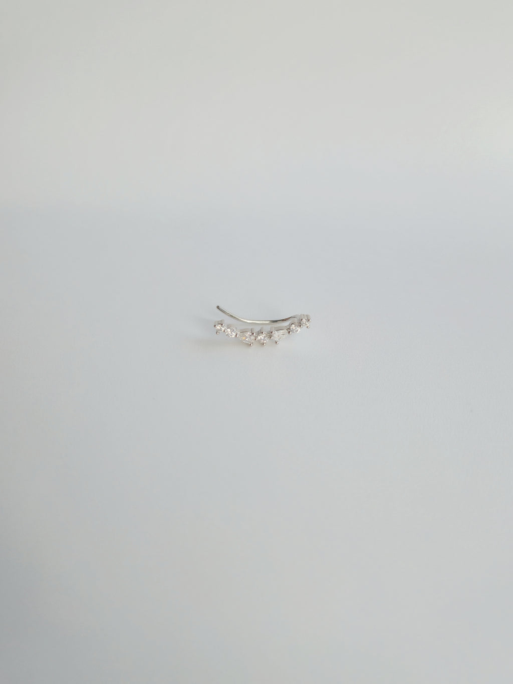 Boucle d'Oreille Halo Grimpante en Argent 925 et Zircons Gauche