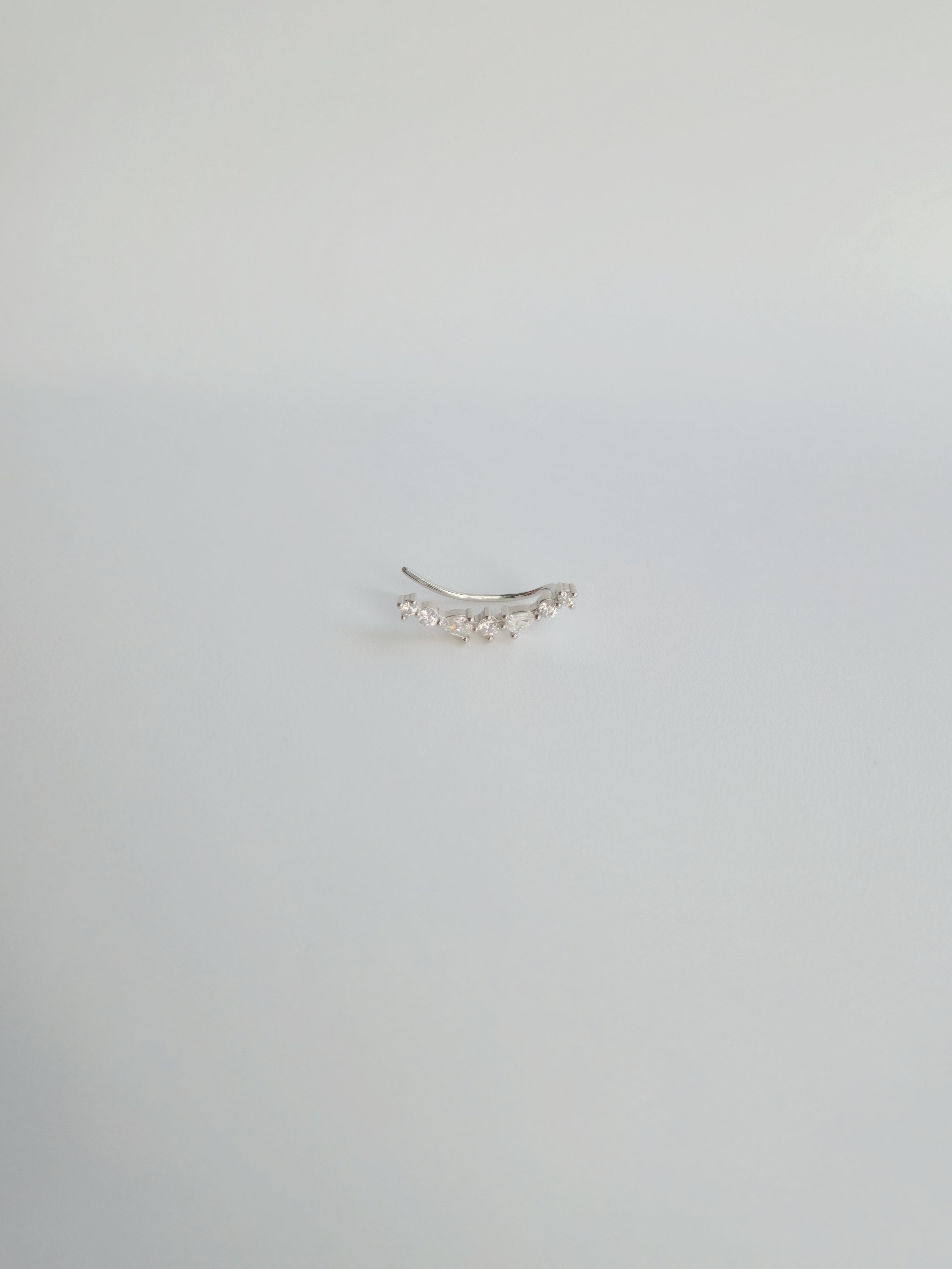 Boucle d'Oreille Halo Grimpante en Argent 925 et Zircons Gauche