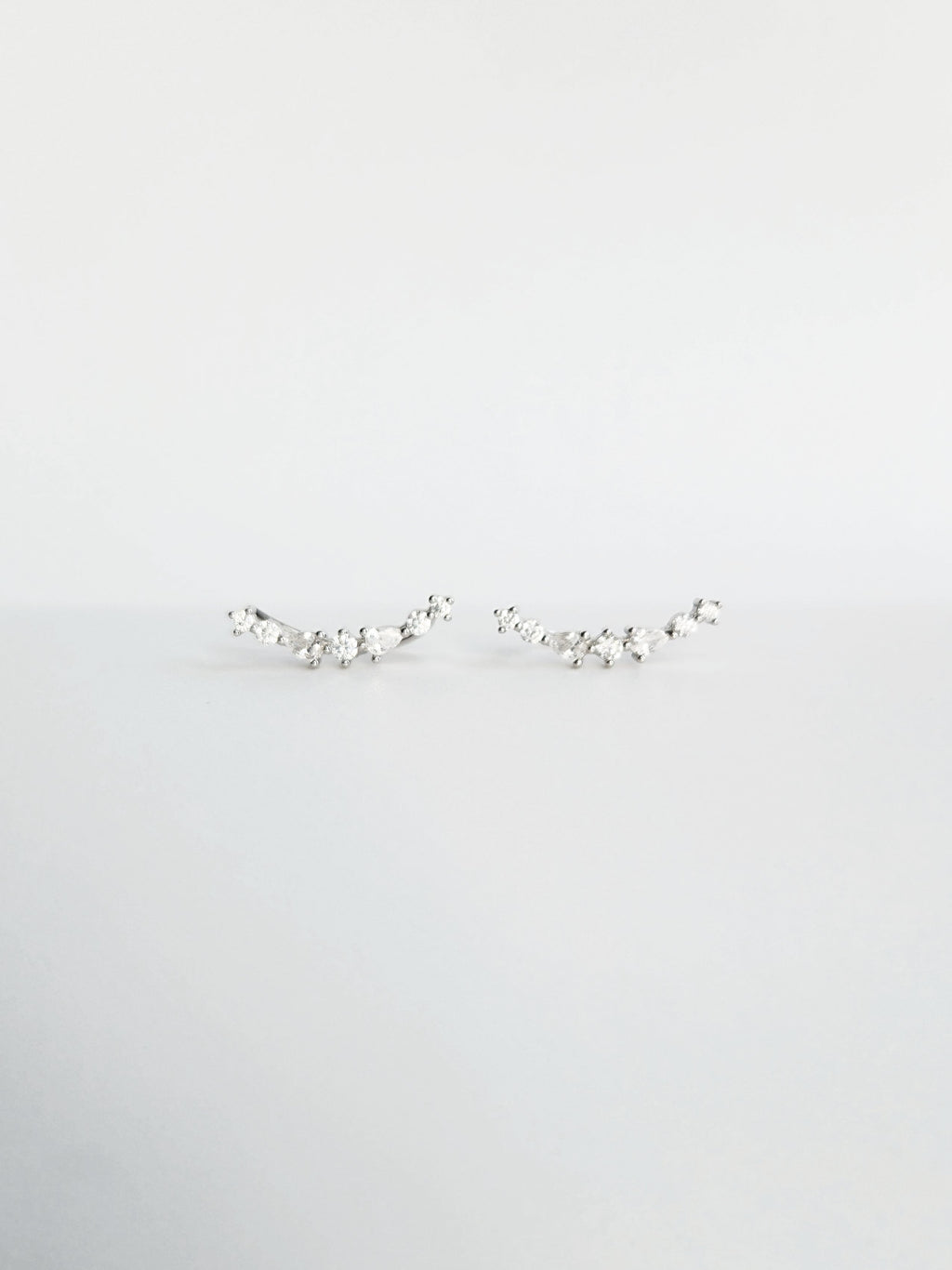 Boucle d'Oreille Halo Grimpante en Argent 925 et Zircons Droite