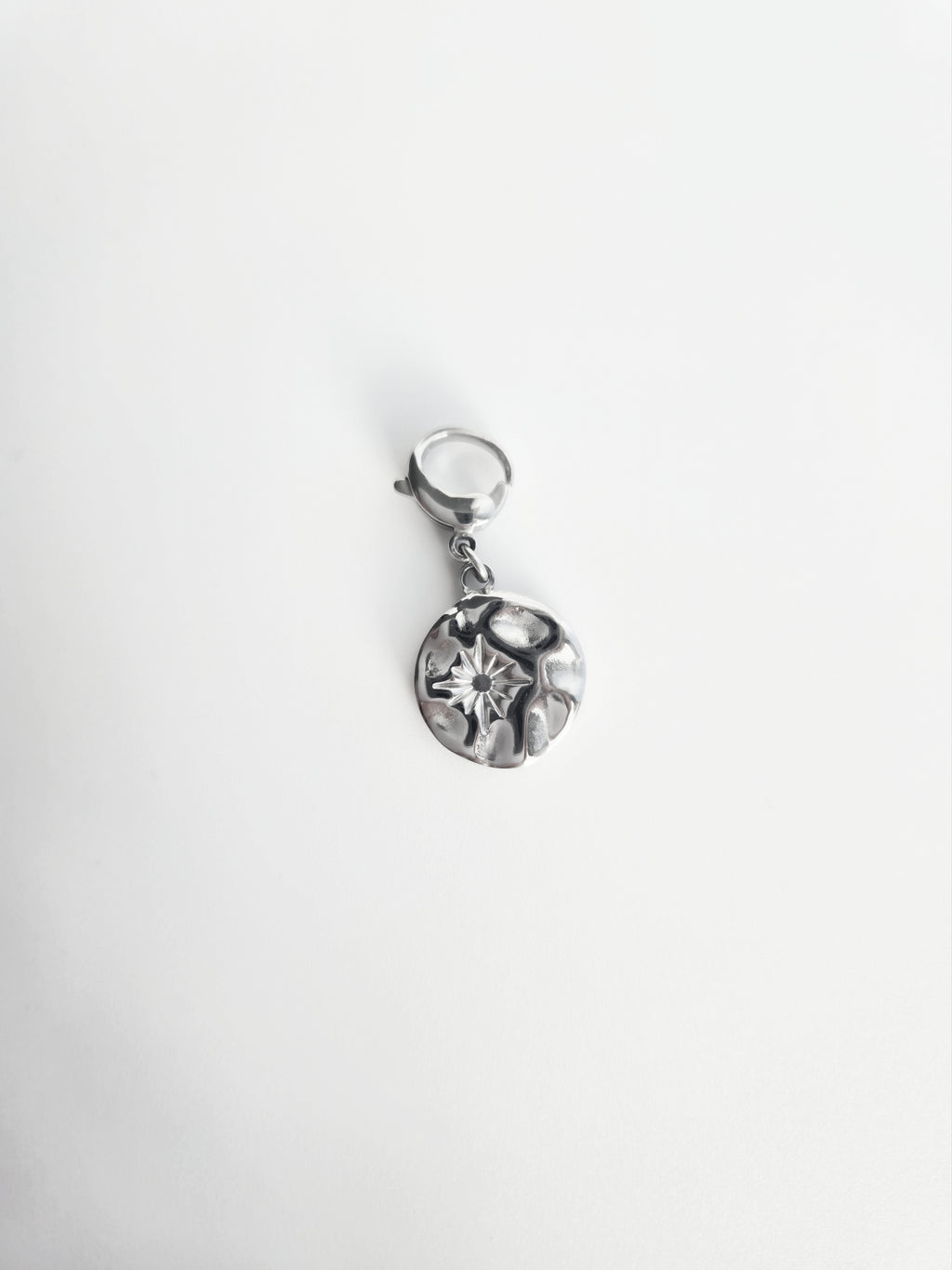 Charm rond avec étoile gravée en Acier Inoxydable