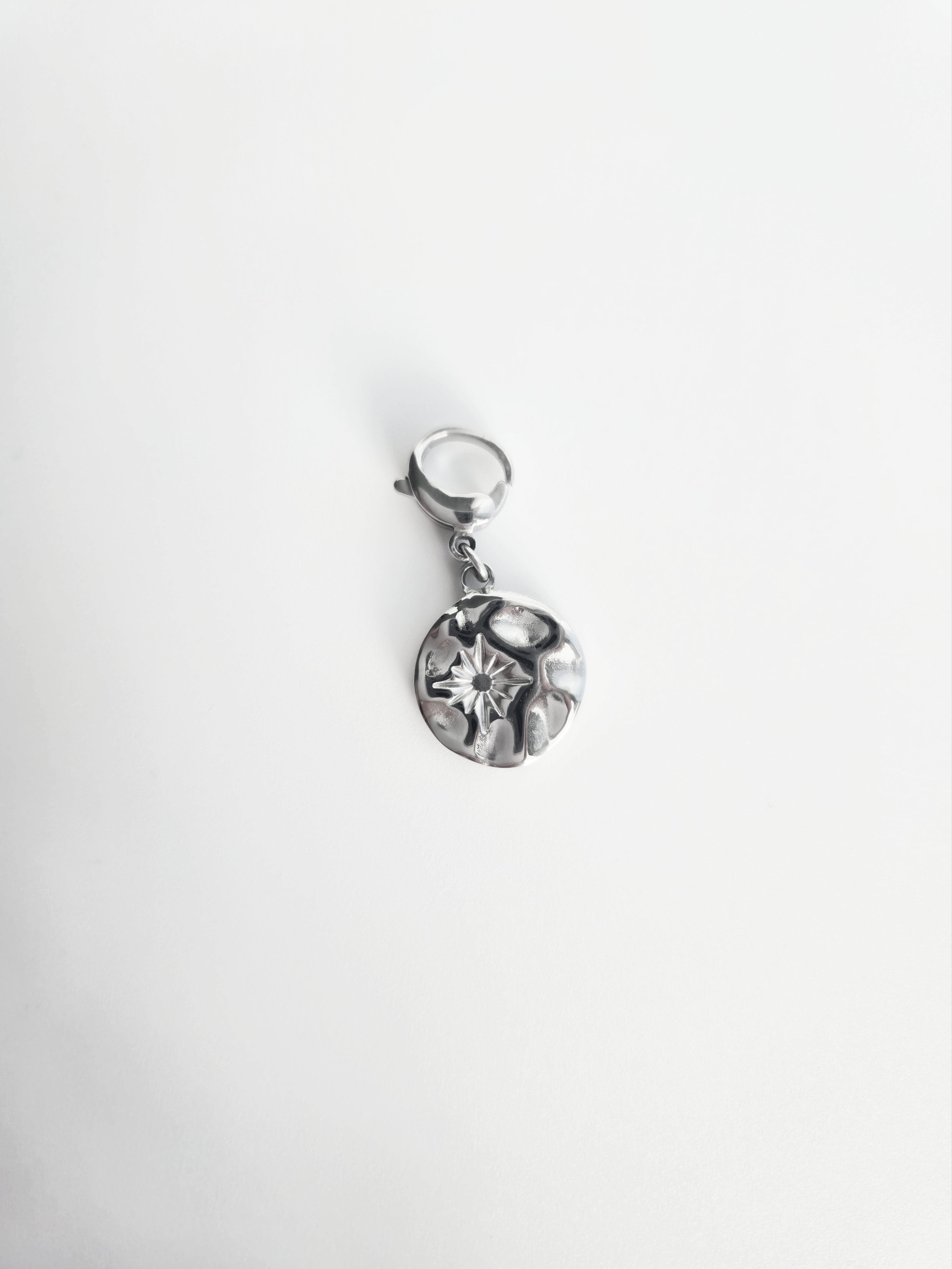 Charm rond avec étoile gravée en Acier Inoxydable