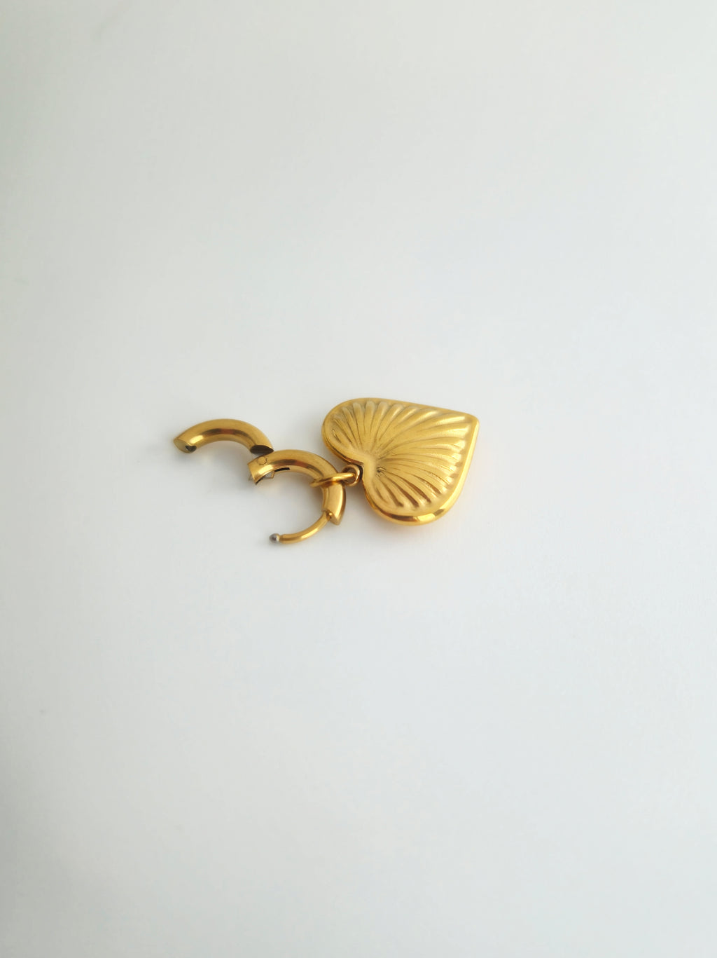 Charm Coeur Strié en Acier Inoxydable Doré