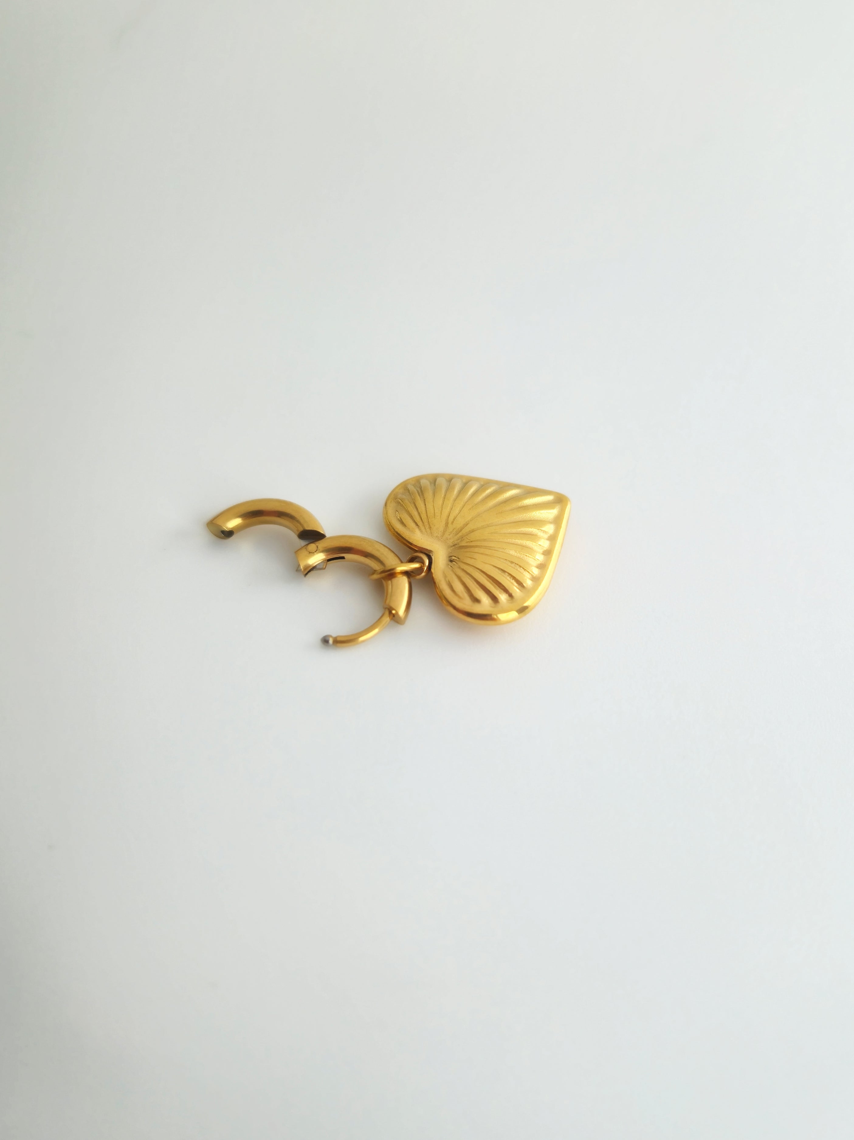 Charm Coeur Strié en Acier Inoxydable Doré