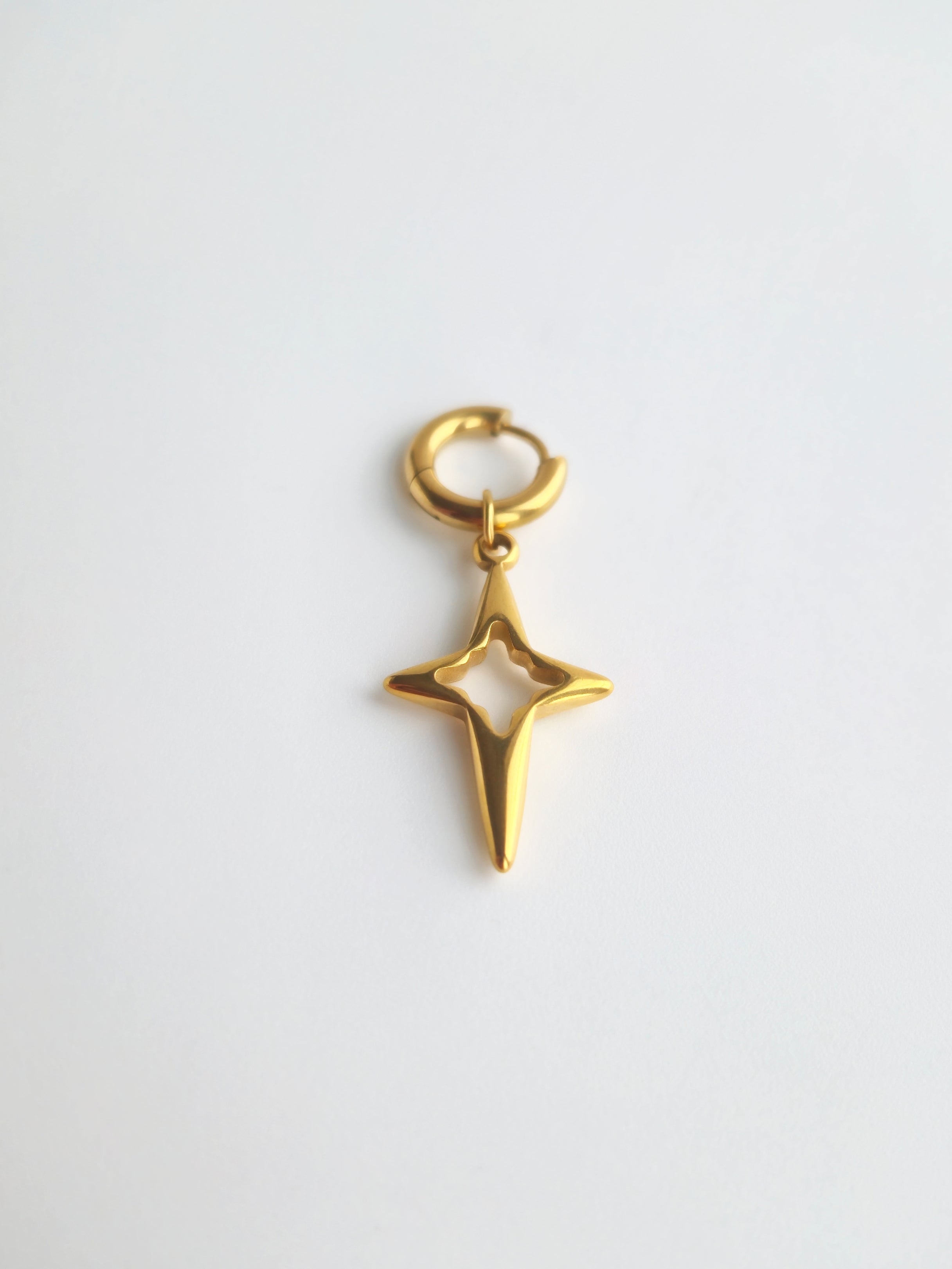 Charm Étoile Creuse Acier Inoxydable Doré