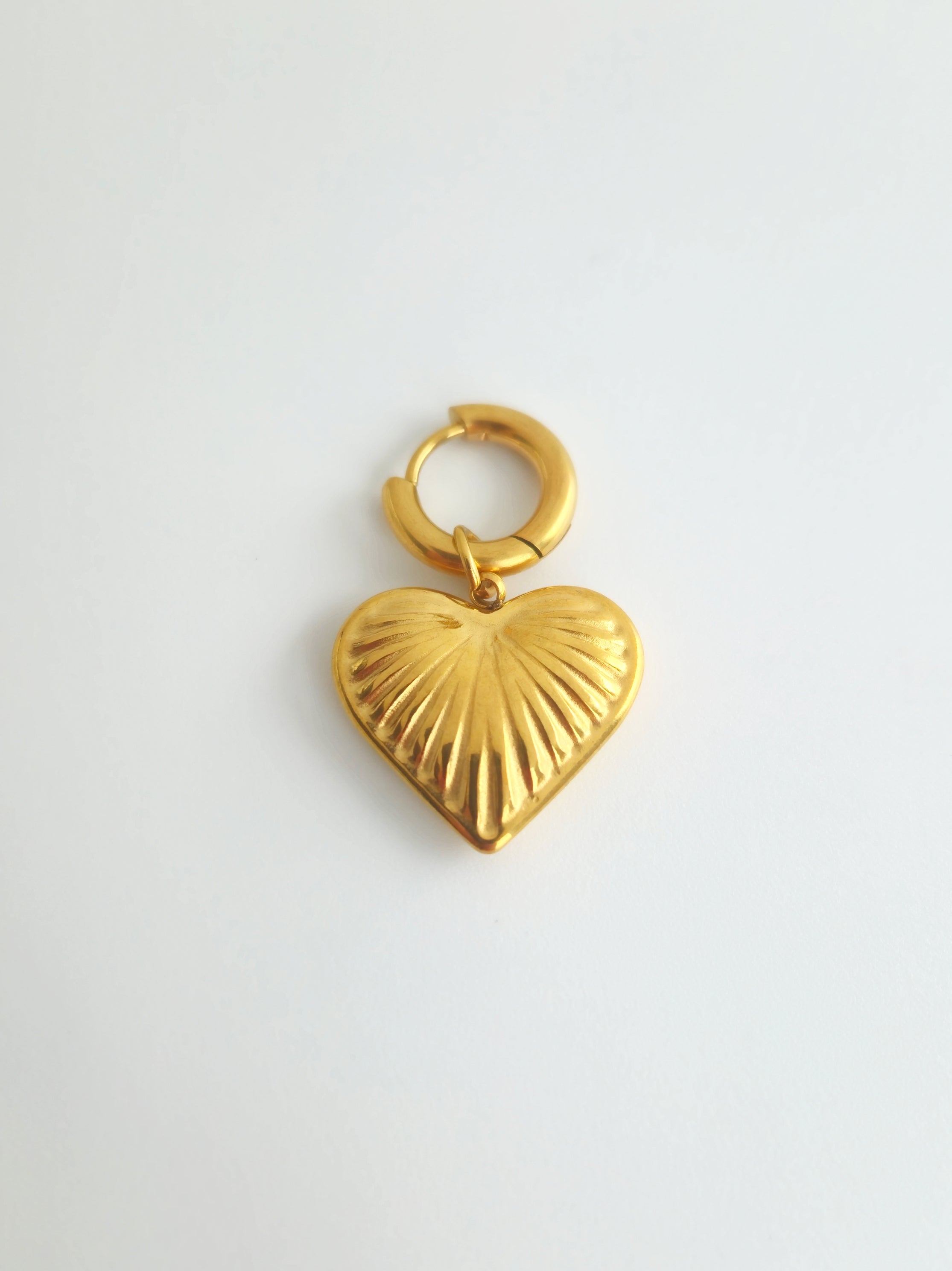 Charm Coeur Strié en Acier Inoxydable Doré