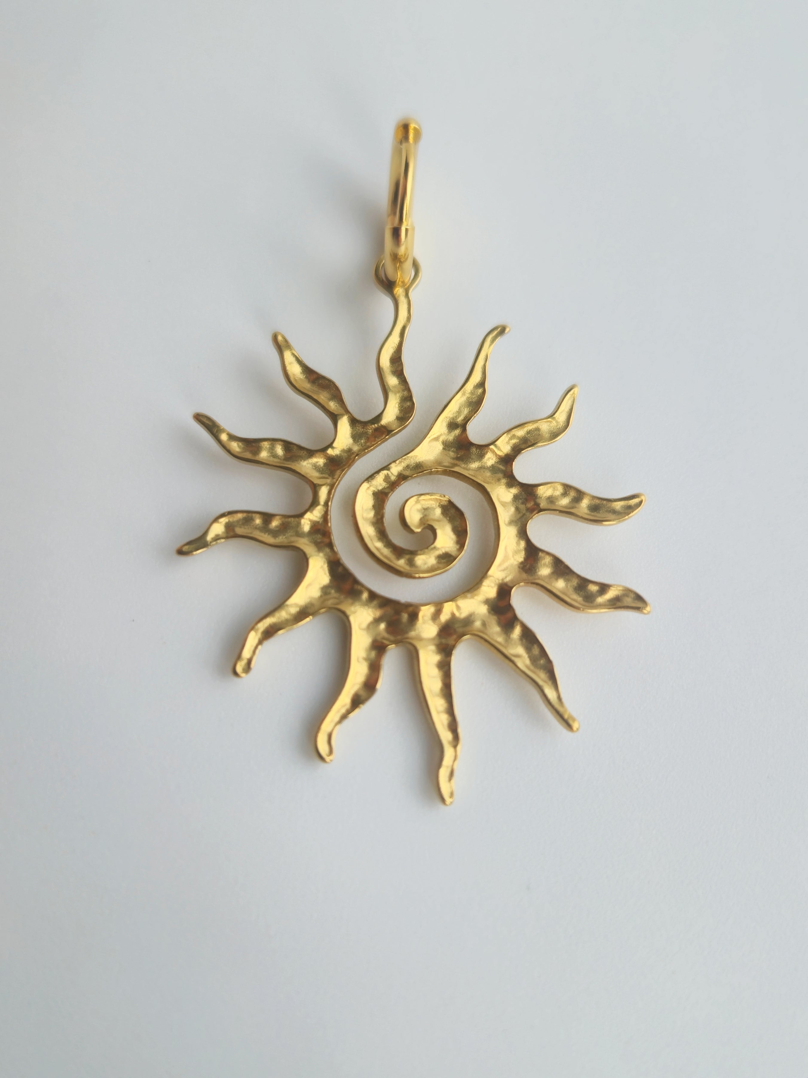Charm Grand Soleil en Acier Inoxydable Doré