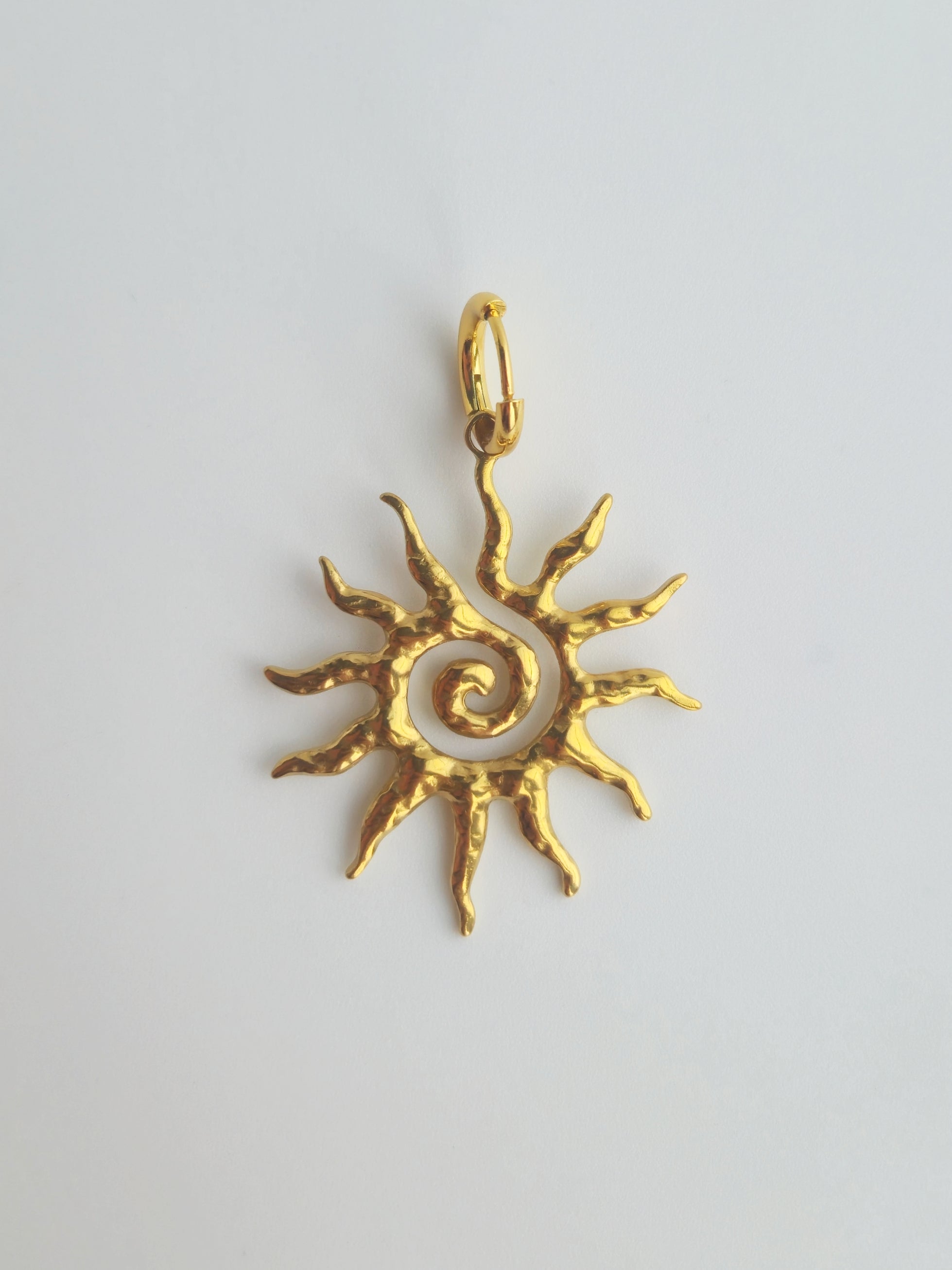 Charm Grand Soleil en Acier Inoxydable Doré