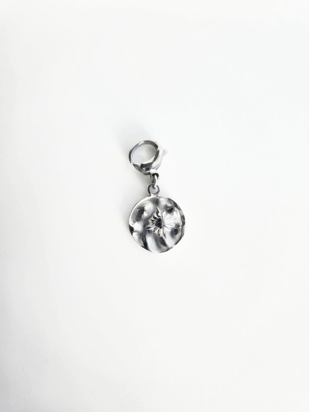 Charm rond avec étoile gravée en Acier Inoxydable